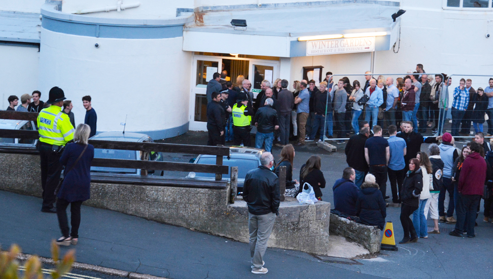 HUNDREDS LEFT QUEUING AS UB40 GIG OVERSOLD