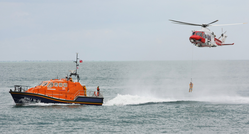 YACHT RUNS AGROUND AT ENTRANCE TO BEMBRIDGE HARBOUR