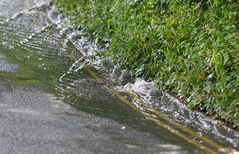 POLICE SHUT FLOODED PUCKPOOL HILL