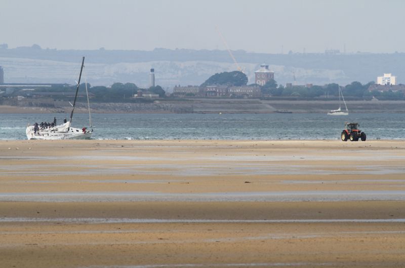 YACHT WITH A CREW OF 9 RUNS AGROUND