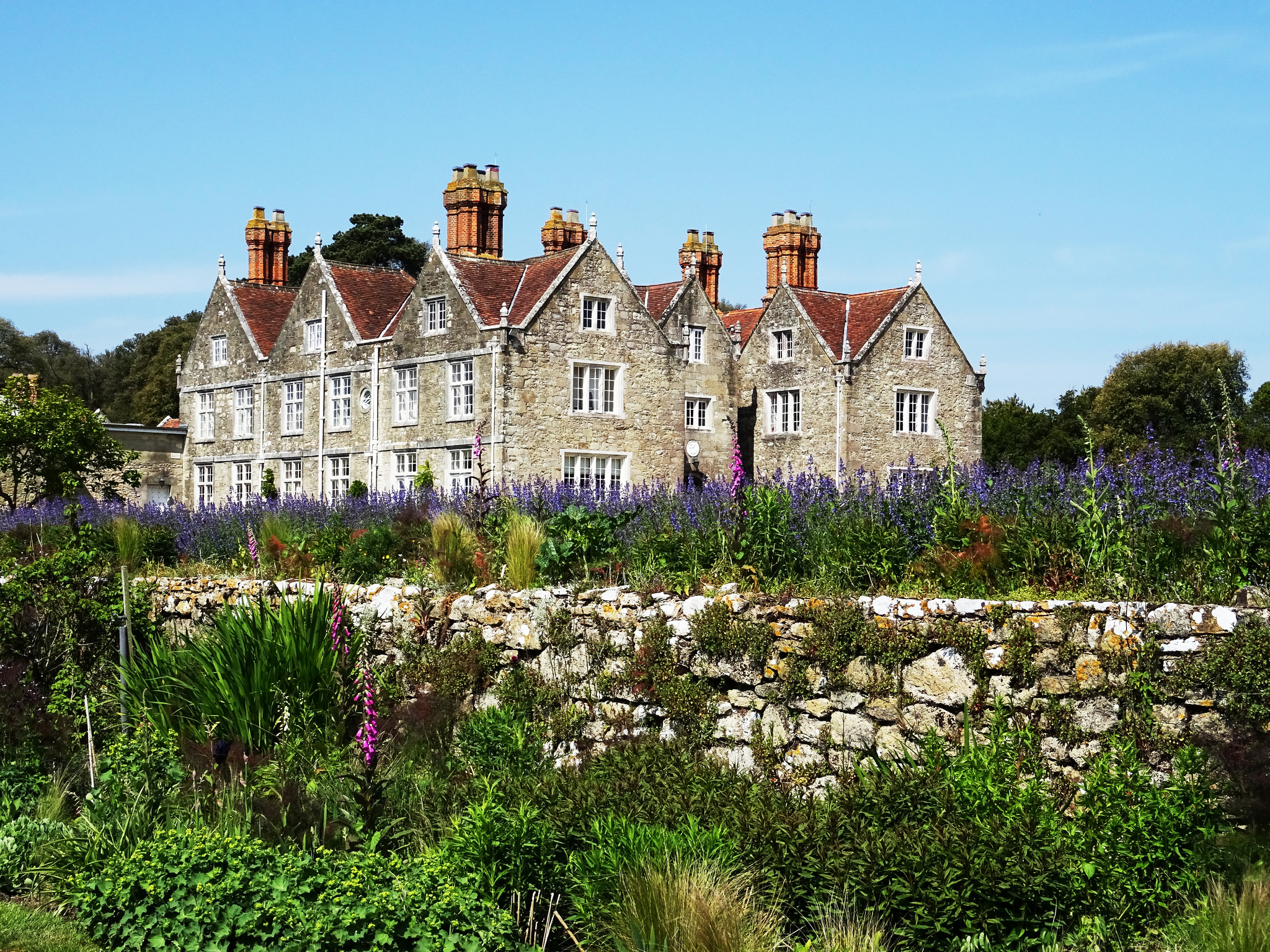 BARTON MANOR OPEN GARDEN RETURNS IN AID OF HOSPICE