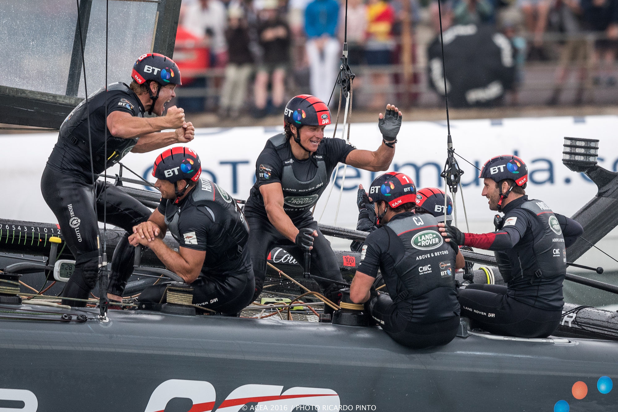 LAND ROVER BAR RULE THE WAVES ON SUPER SUNDAY