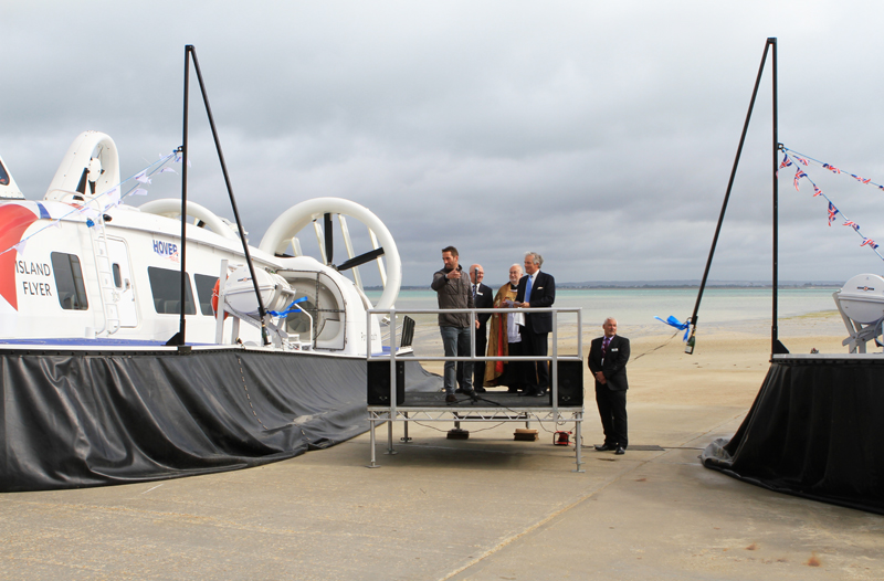 SIR BEN AINSLIE OFFICIALLY NAMES HOVERTRAVEL’S NEW CRAFT