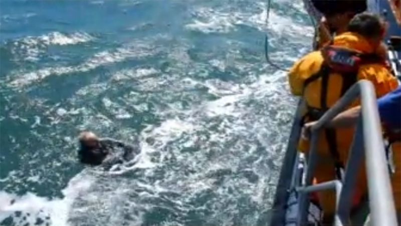 FOOTAGE CAPTURES YARMOUTH RNLI RESCUING MAN OVERBOARD