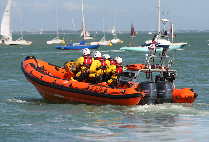 DISMASTED YACHT ENDS A BUSY WEEK FOR COWES RNLI