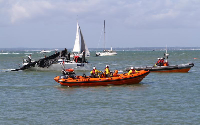 DISMASTED YACHT ENDS A BUSY WEEK FOR COWES RNLI