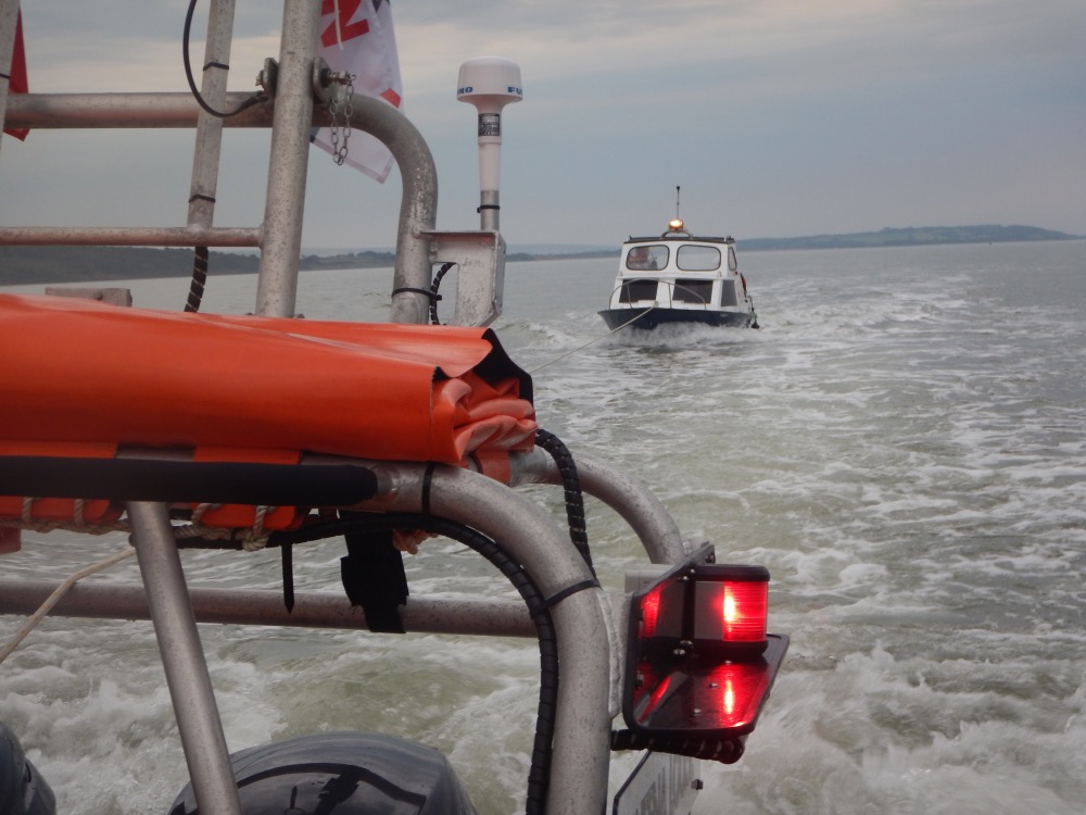 LEAKING FISHING BOAT RECEIVES ASSISTANCE FROM COWES RNLI