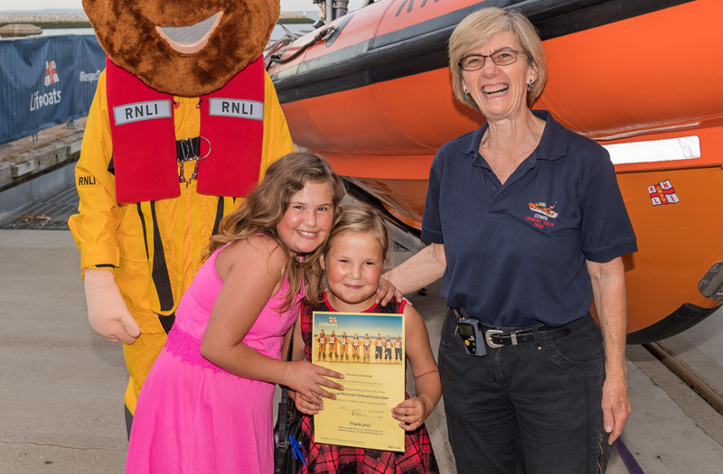 GIRLS SHOW APPRECIATION FOR COWES RNLI WITH LEMONADE