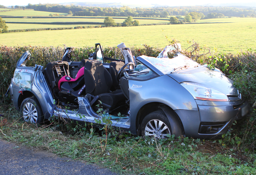 CAR LEAVES CARRIAGEWAY ON STROUDWOOD ROAD