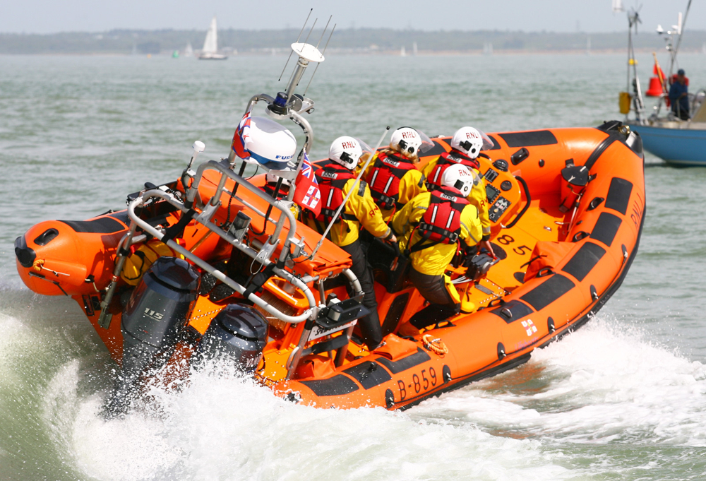 BUSY WEEKEND ON THE SOLENT FOR YARMOUTH AND COWES LIFEBOATS