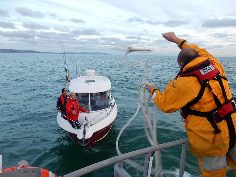 YARMOUTH RNLI AID FISHING VESSEL