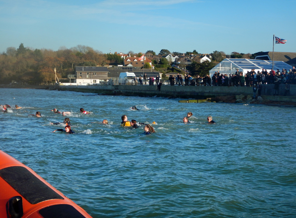 HARDY SWIMMERS TAKE THE PLUNGE FOR THE RNLI