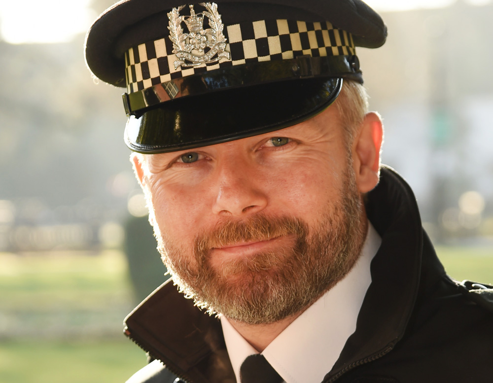 POLICE OFFICER AWARDED QUEEN’S GALLANTRY MEDAL AFTER COWES RESCUE