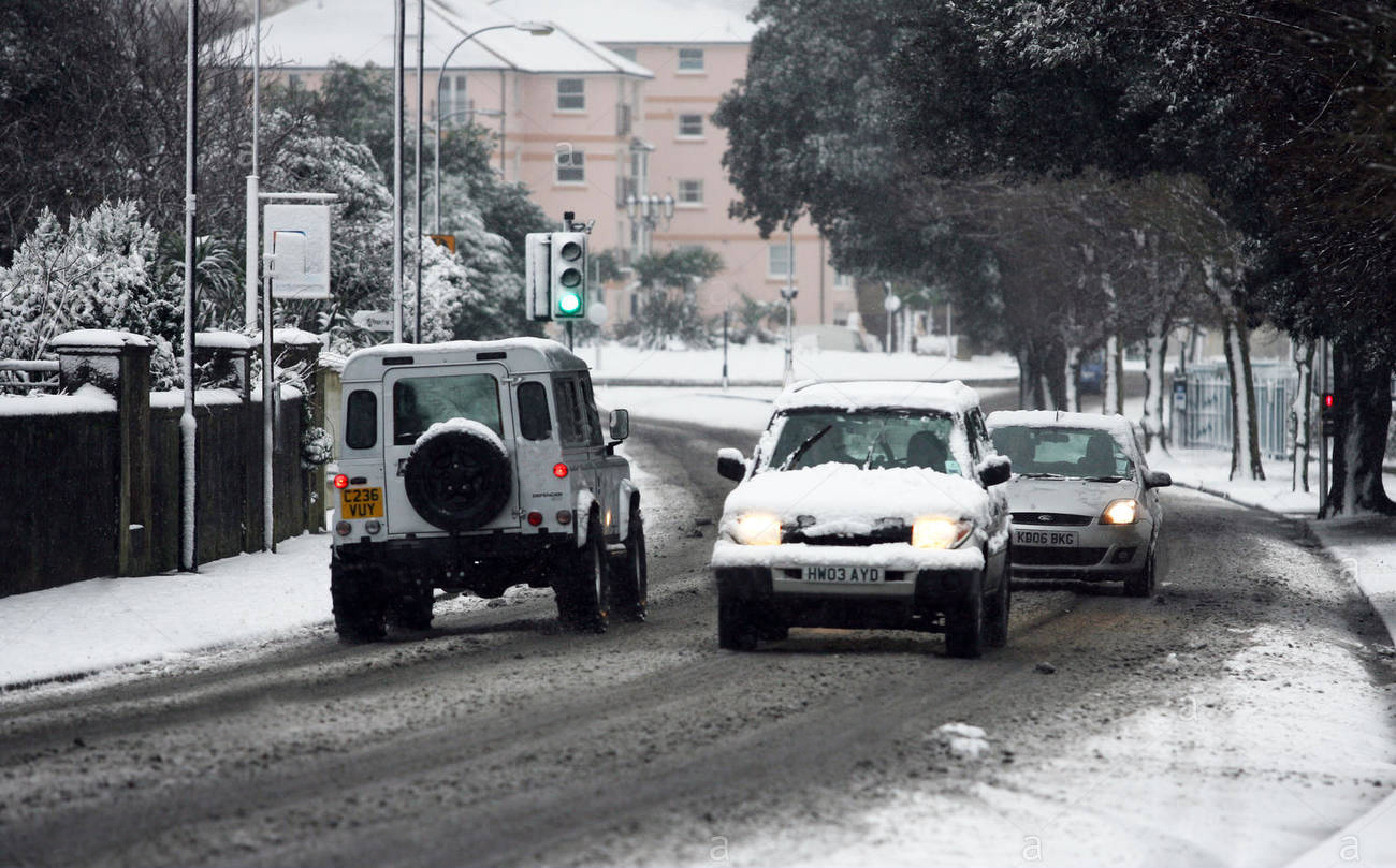 SOUTH EAST DRIVERS UNSURE HOW TO DRIVE IN SNOW AND ICE