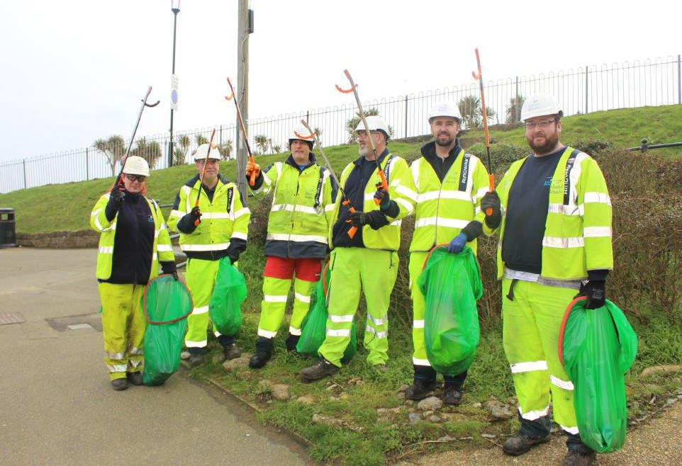 ISLAND ROADS VOLUNTEERS JOIN CLEAN UP CAMPAIGN