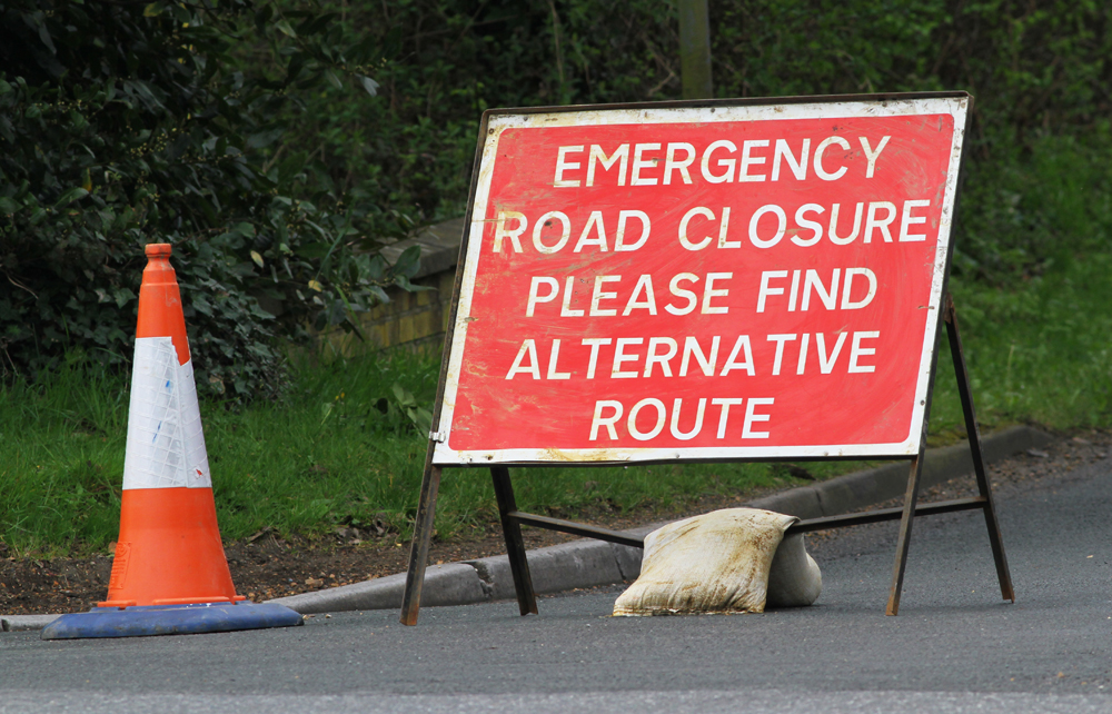 MINI LEAVES CARRIAGEWAY NEAR WOOTTON