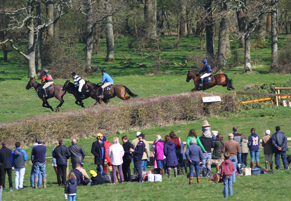 FALL DRAMA AT ISLE OF WIGHT SCURRY