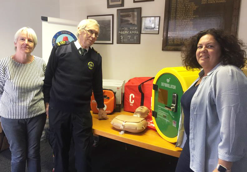 5 NEW DEFIBRILLATORS FOR THE WEST WIGHT
