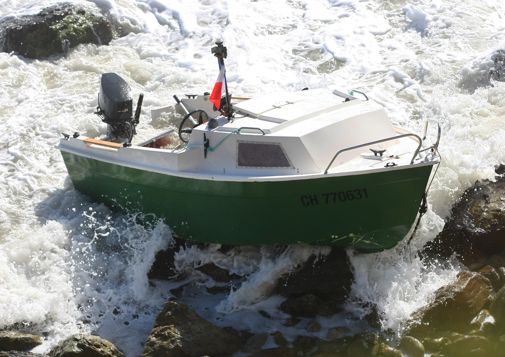FRENCH BOAT SMASHES INTO ROCKS AT ST LAWRENCE