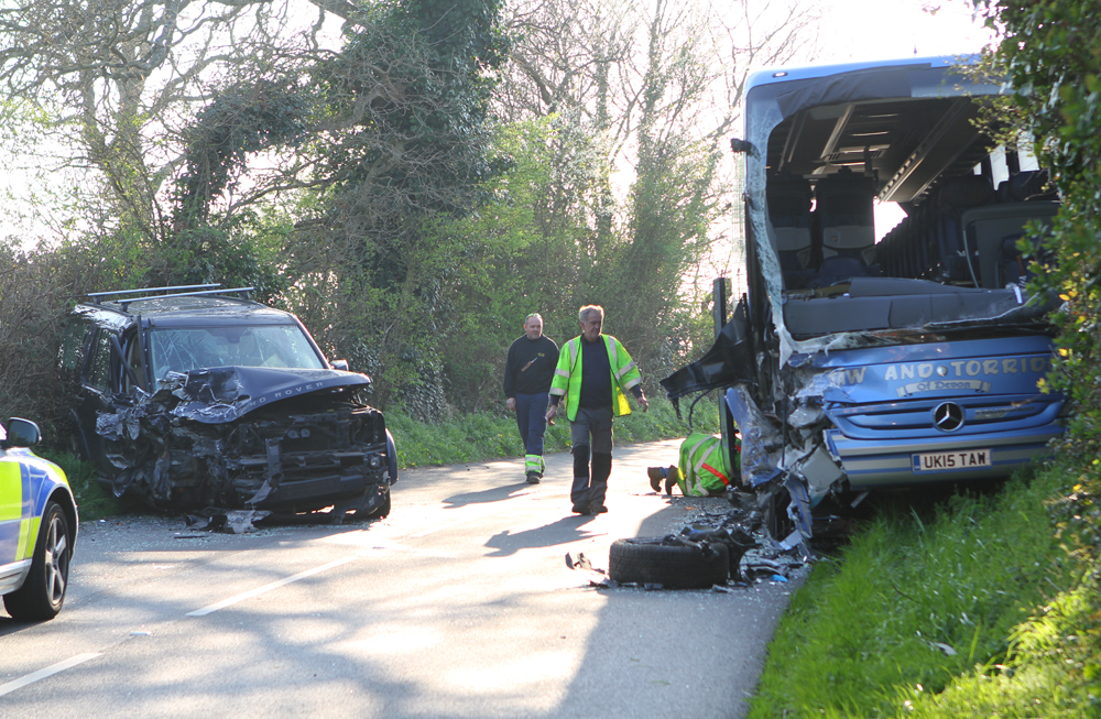 COACH AND 4X4 COLLIDE NEAR NINGWOOD