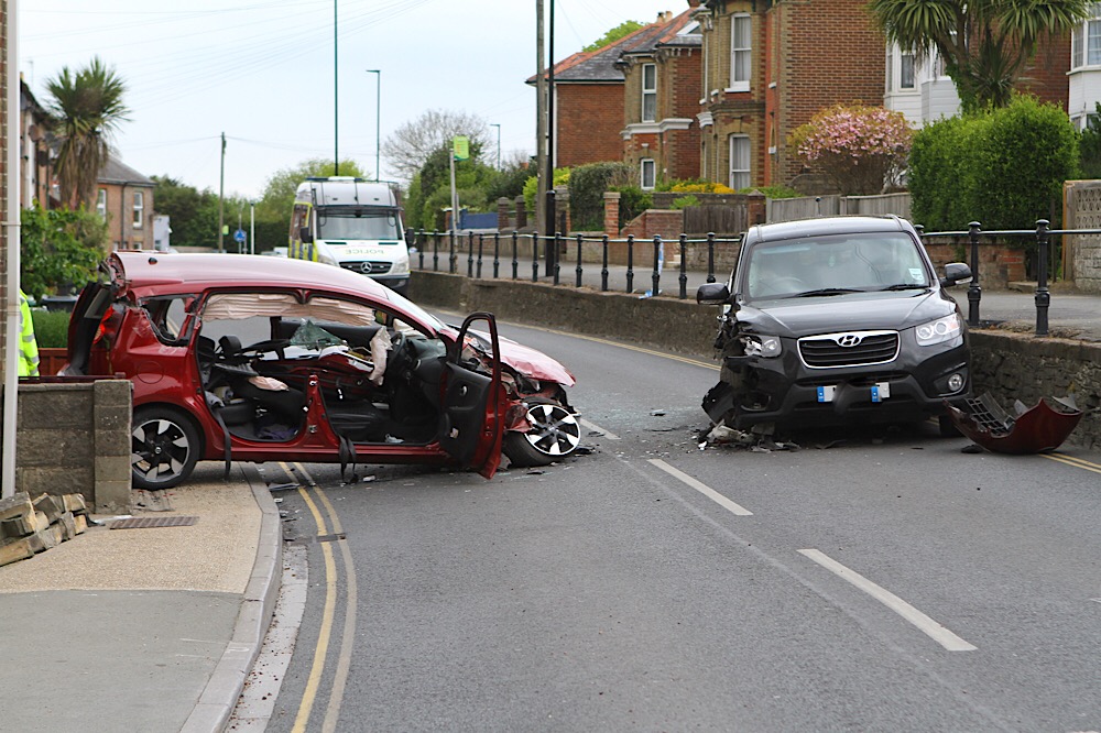 SERIOUS CRASH CLOSES MAIN ROAD IN CARISBROOKE