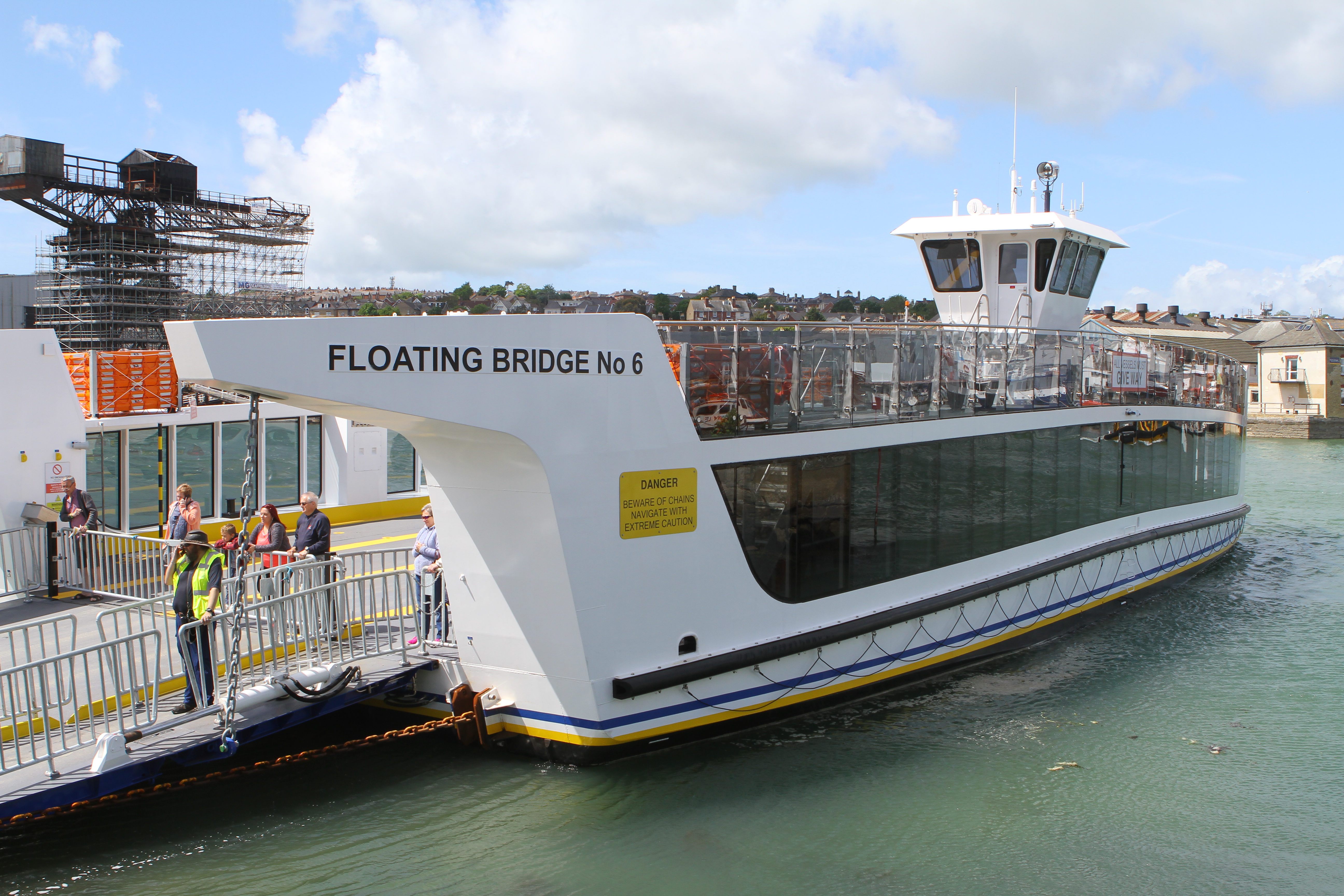 BREAK DOWN HITS COWES FLOATING BRIDGE