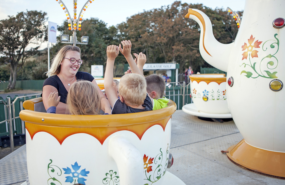 MAGICIANS AND MUSICIANS BRING FAMILY FUN TO THE NEEDLES THIS HALF TERM