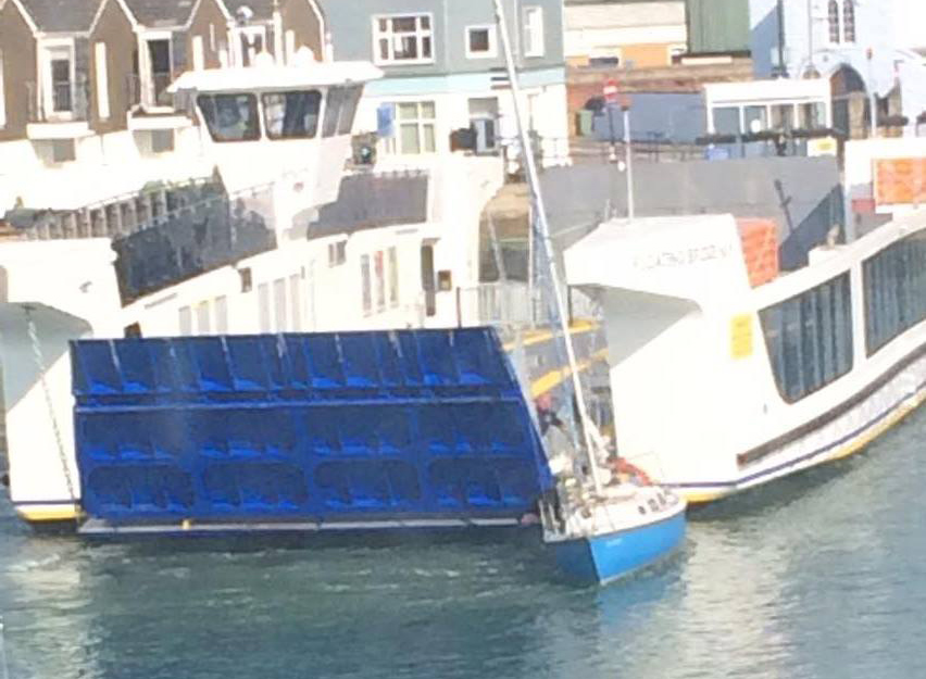 YACHT COLLIDES WITH ‘SLOW MOVING’ FLOATING BRIDGE