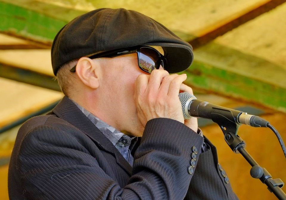LAURIE AND THE HIGH ROLLERS HEAD TO SANDOWN AIRPORT