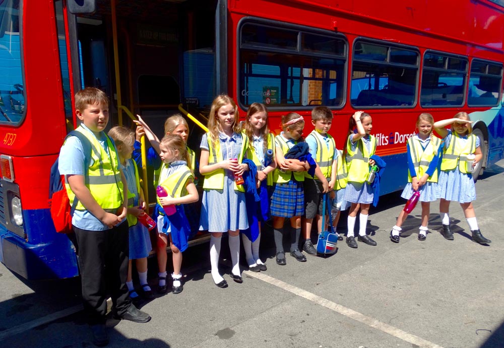 PUPILS GET FIRST GLIMPSE AT NEW LIBRARY BUS