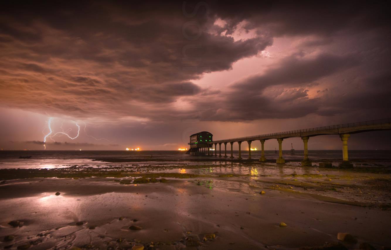 HAIR-RAISING THUNDERSTORM LIGHTS UP THE WIGHT