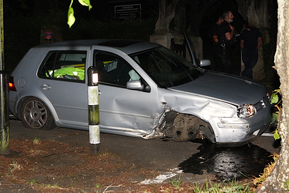 CAR CRASHES INTO TREE IN SHANKLIN