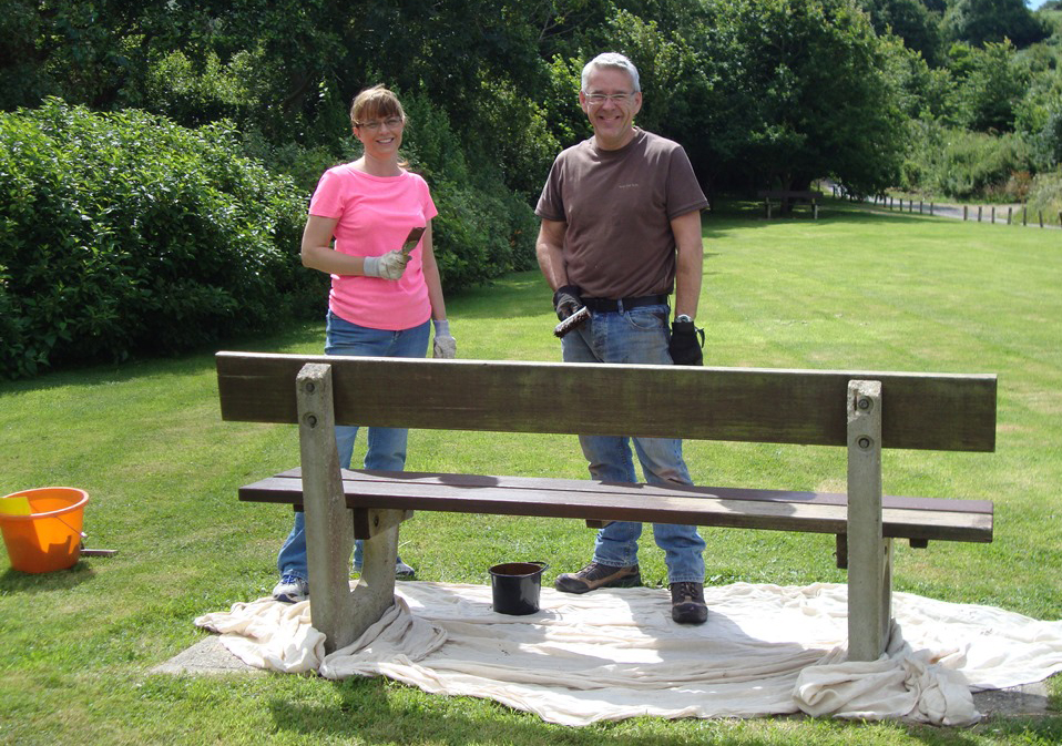 VOLUNTEERS SPRUCE UP CHILLERTON AND GATCOMBE VILLAGES