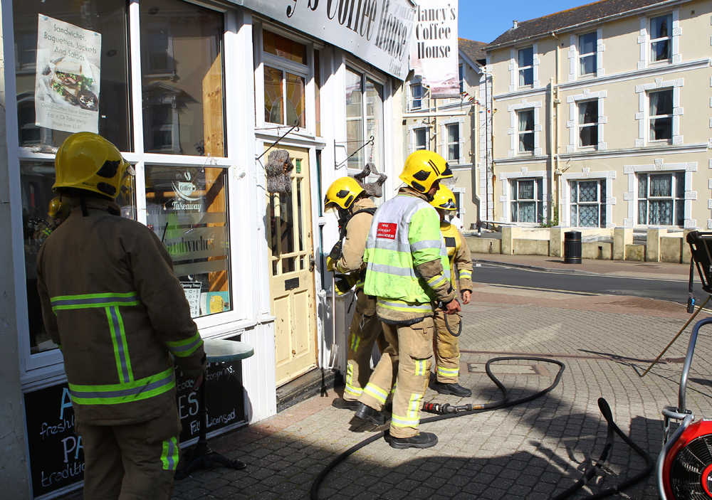 LASAGNE IN OVEN FILLS CAFE WITH SMOKE