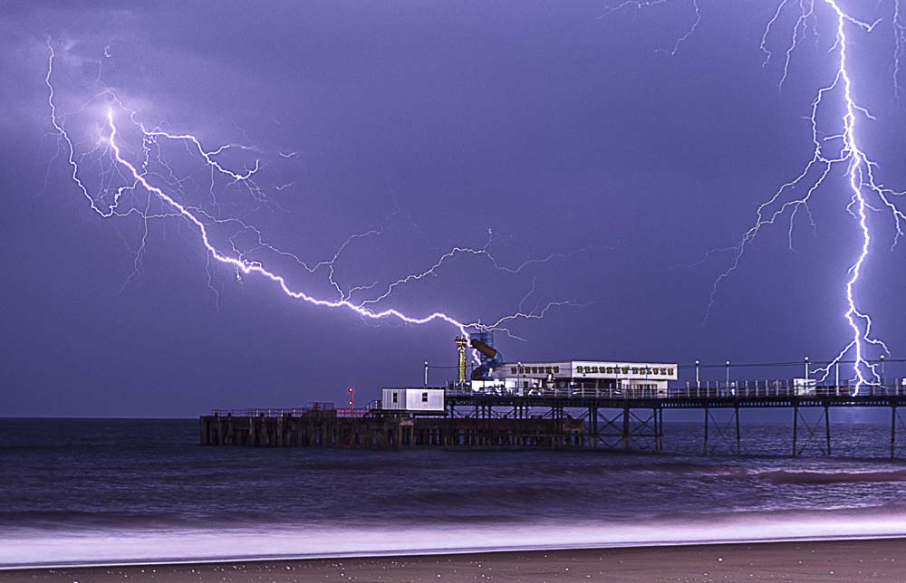 HAIR-RAISING THUNDERSTORM LIGHTS UP THE WIGHT