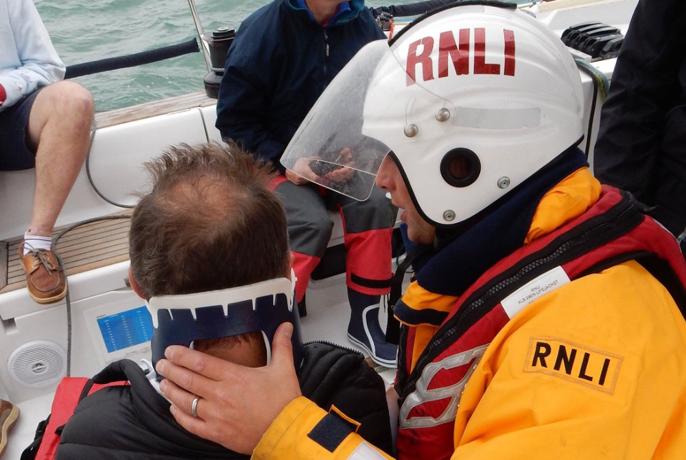 YARMOUTH RNLI RESCUES 3 SAILORS DURING ROUND THE ISLAND RACE