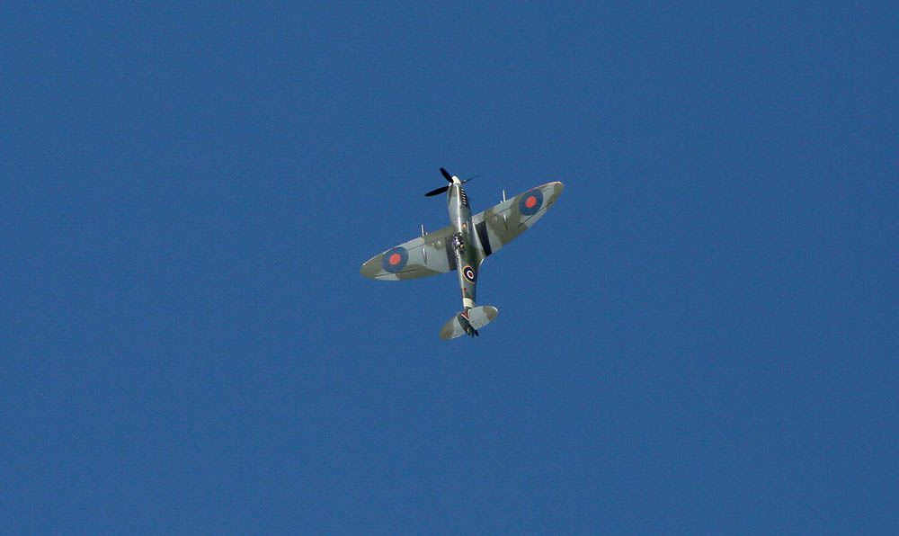 SPITFIRE SOARS ACROSS THE SOLENT FOR CHRIS AND JOSEPHINE