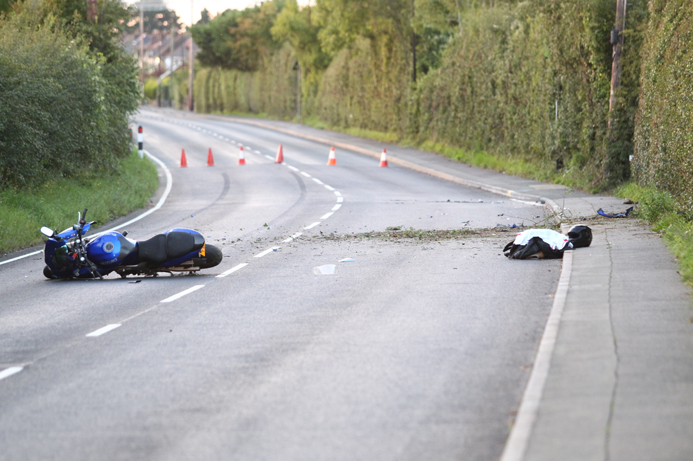 SERIOUS COLLISION CLOSES MAIN ROAD INTO COWES