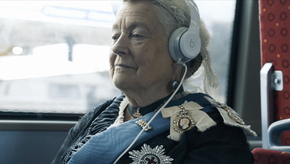 A TRIP FIT FOR A QUEEN CAUGHT ON CAMERA