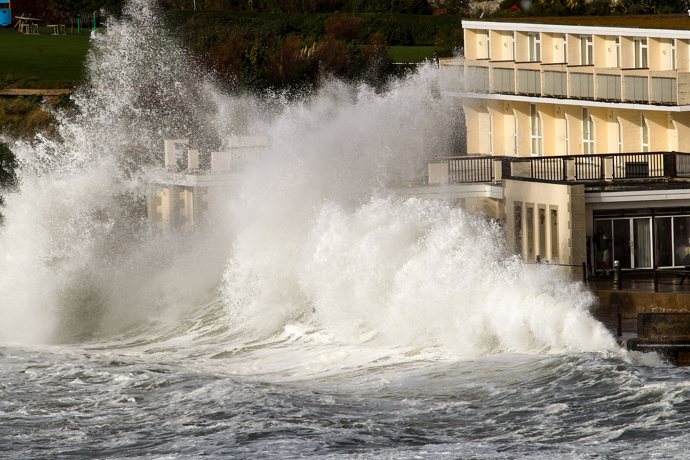 100MPH GUSTS AND CRASHING WAVES HIT THE ISLAND