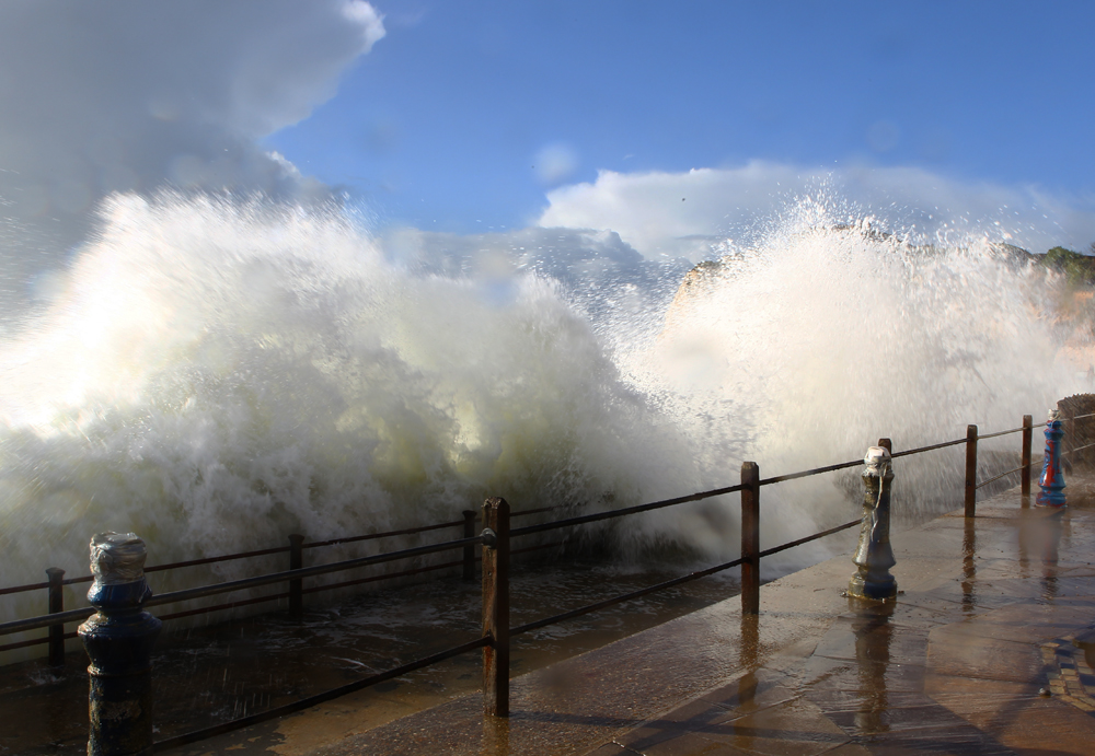 100MPH GUSTS AND CRASHING WAVES HIT THE ISLAND