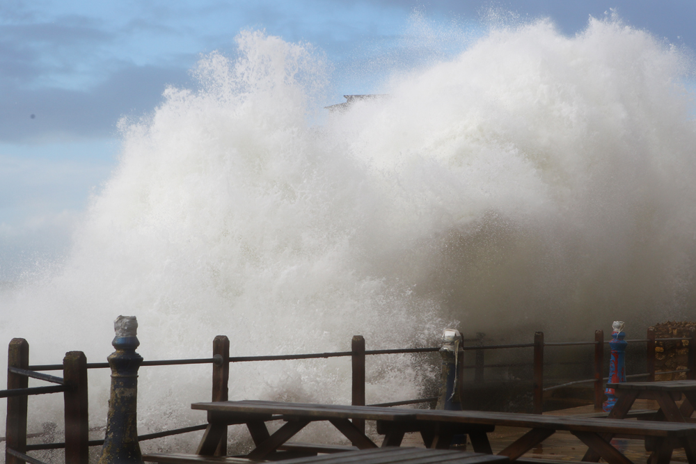 100MPH GUSTS AND CRASHING WAVES HIT THE ISLAND