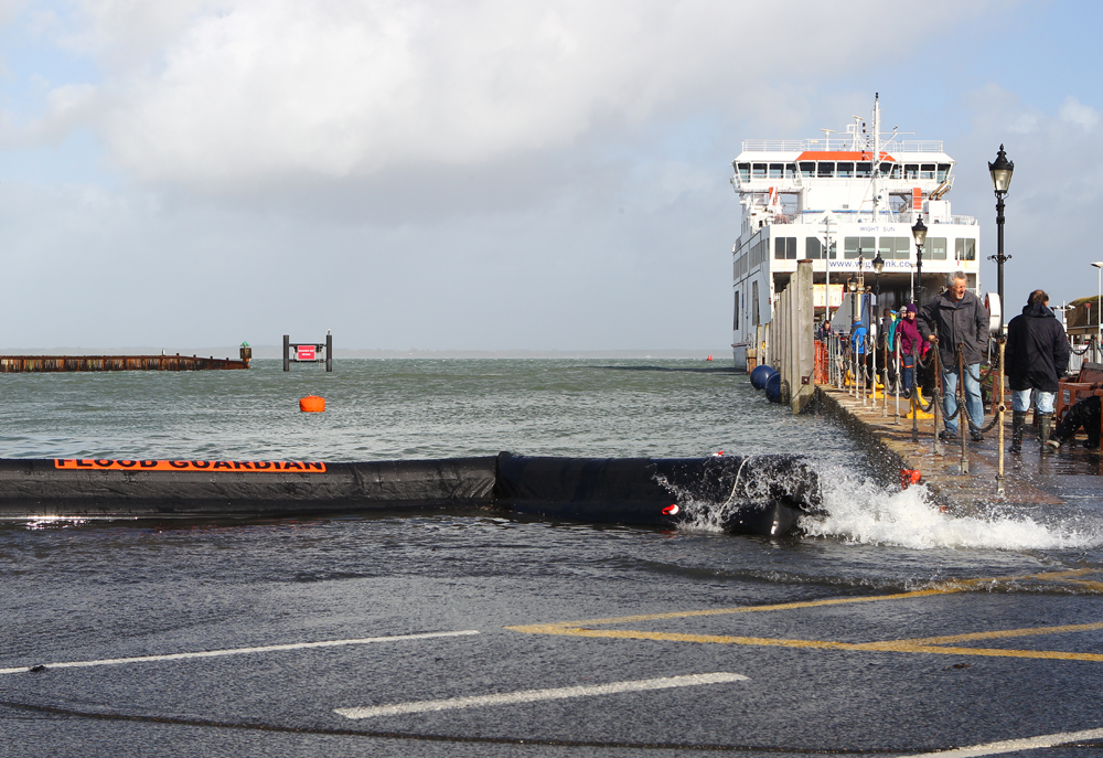 100MPH GUSTS AND CRASHING WAVES HIT THE ISLAND