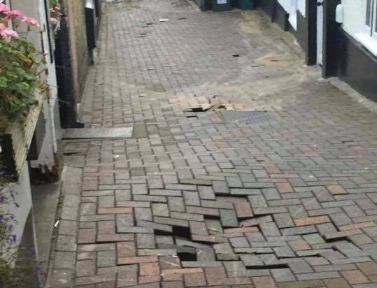 CLOSURES AND LOSS OF SUPPLY FOLLOWING BURST WATER MAINS
