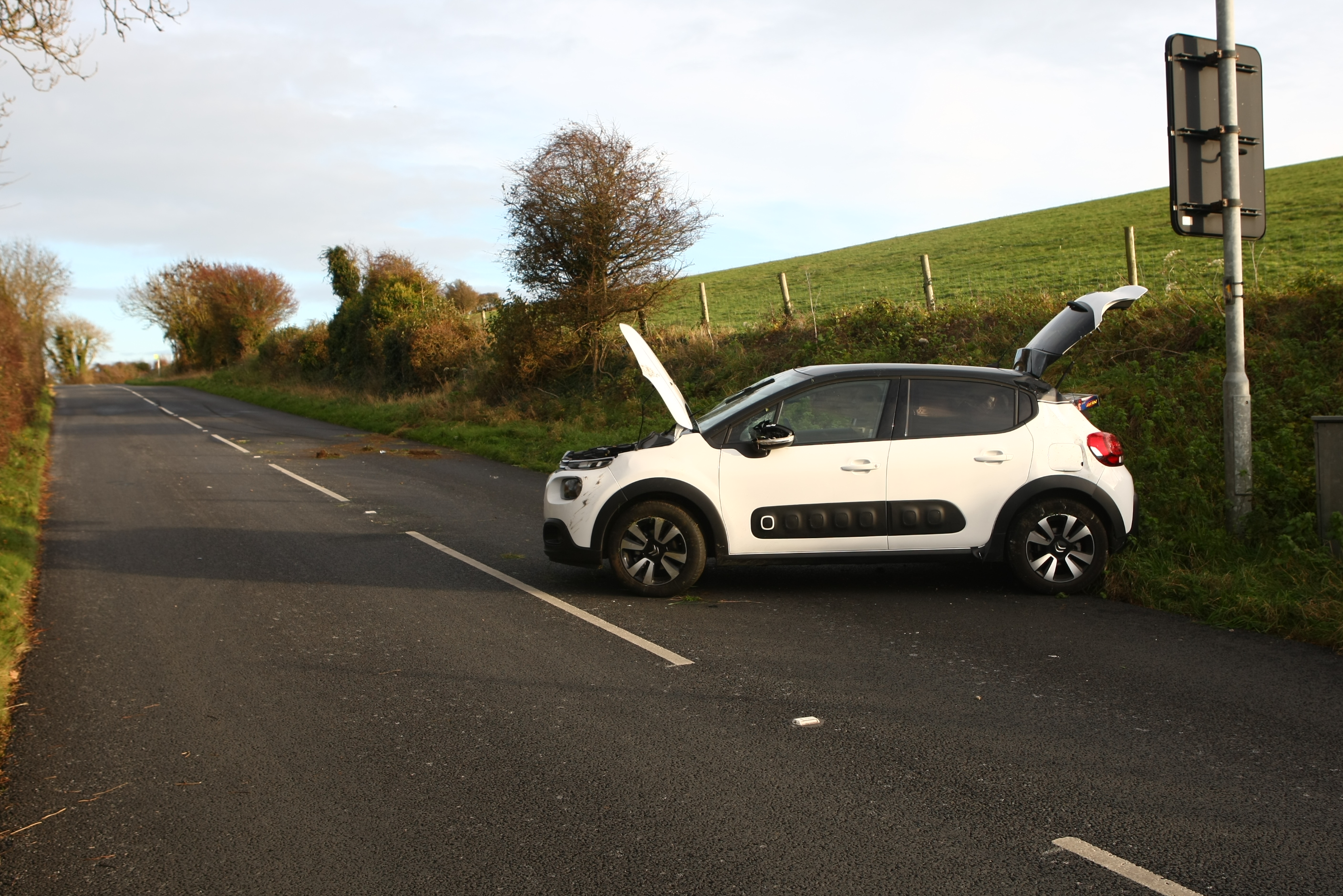 CRASH CLOSES MAIN ROAD INTO BEMBRIDGE