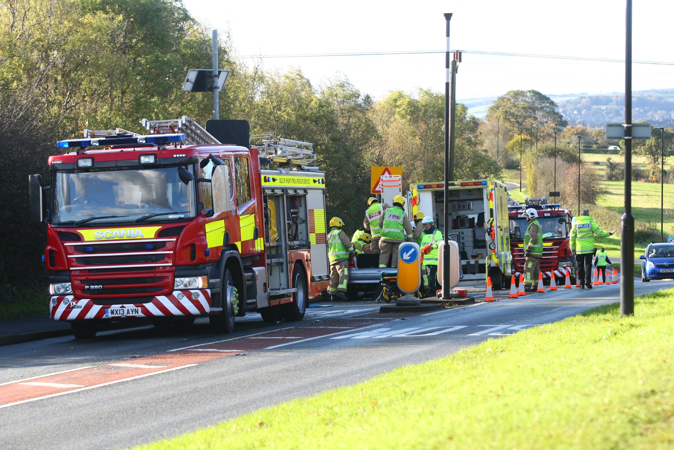 OCCUPANT TRAPPED IN FAIRLEE ROAD CRASH