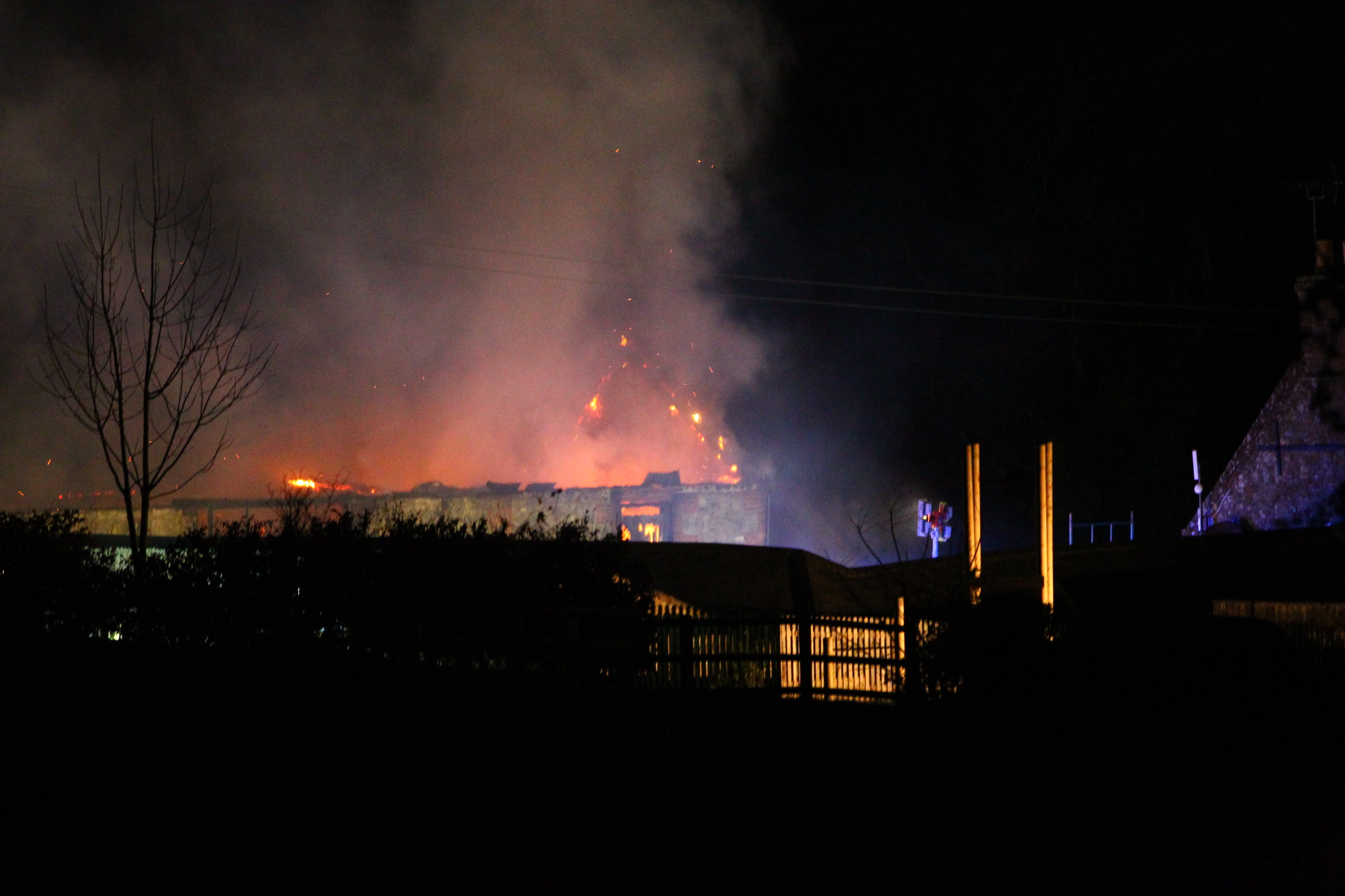 LARGE BARN FIRE BREAKS OUT AT NINHAM FARM