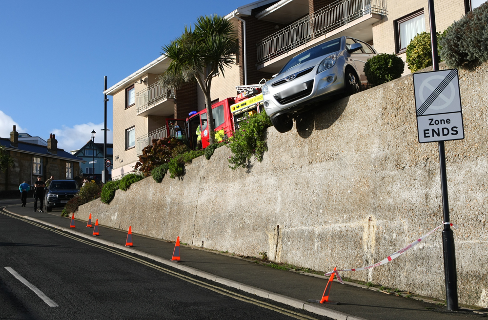CAR HANGS PRECARIOUSLY OVER SHANKLIN WALL