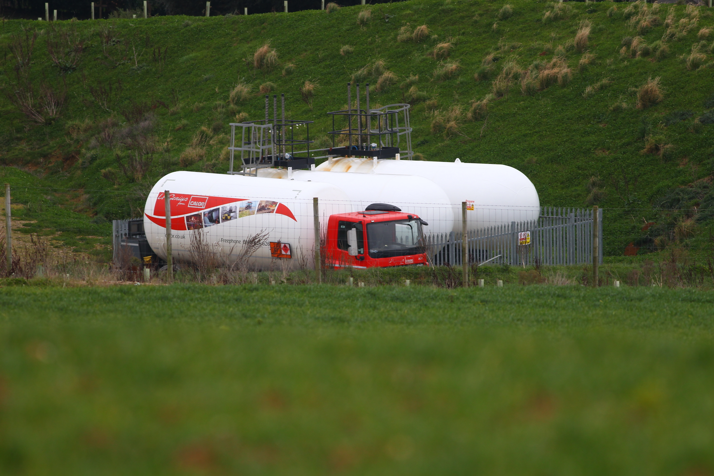 PROPANE LORRY LEAK CLOSES ROAD