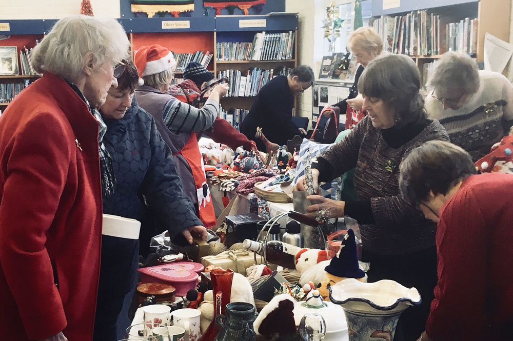 GRAND DAY FOR BEMBRIDGE LIBRARY AS CHRISTMAS EVENT RAISES £1,000
